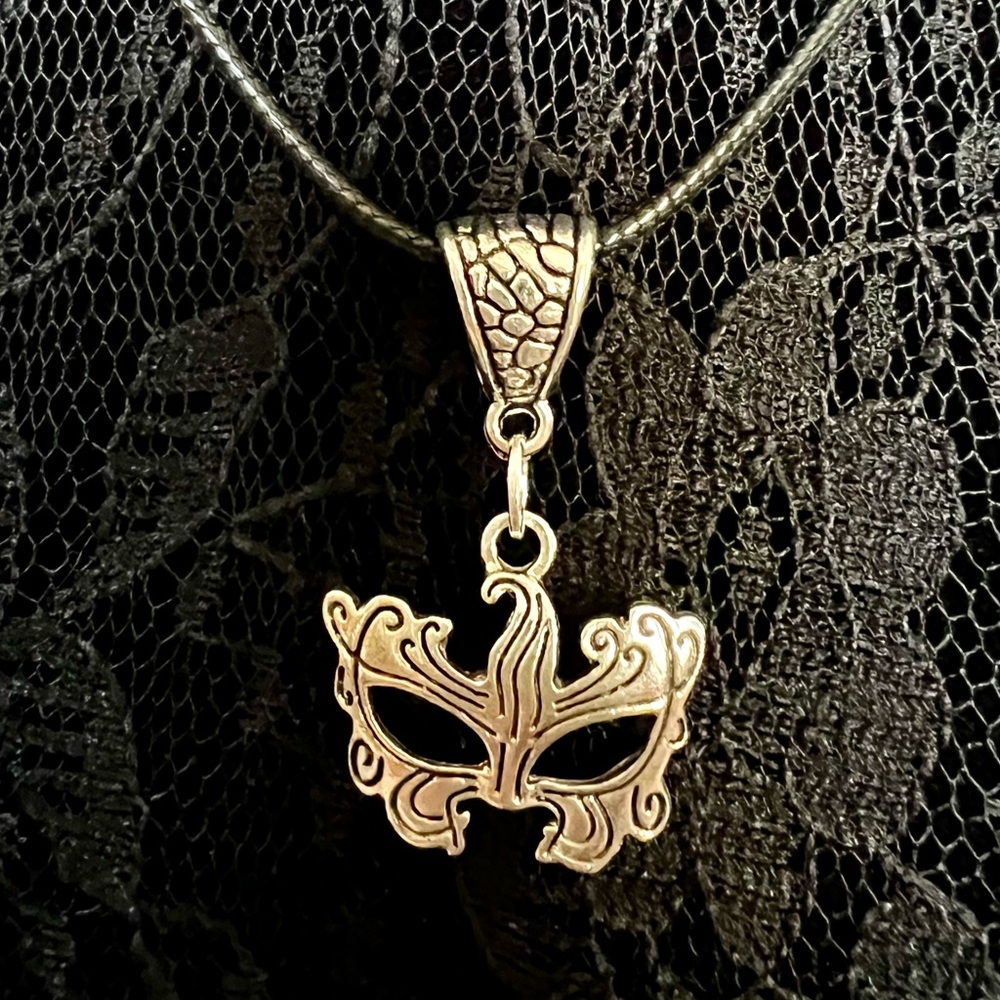 NWT Masquerade Mask Necklace